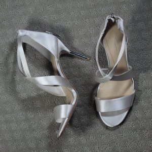Imagine by Vince Camuto Size 8 White Satin 3.5" Silver Metal Cover Heel Like new
